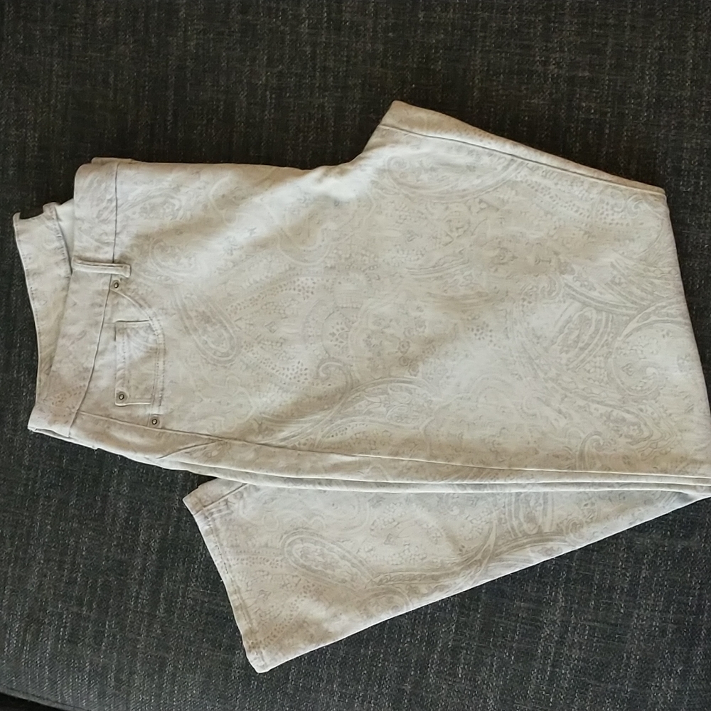 CLEAROUT! CHICO'S So Slimming Paisley Jeans